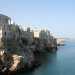 Da qui scorgiamo anche le invidiabili terrazzine e verande in pietra o in ferro battuto delle casette incastonate nella roccia, sospese a picco sul mare